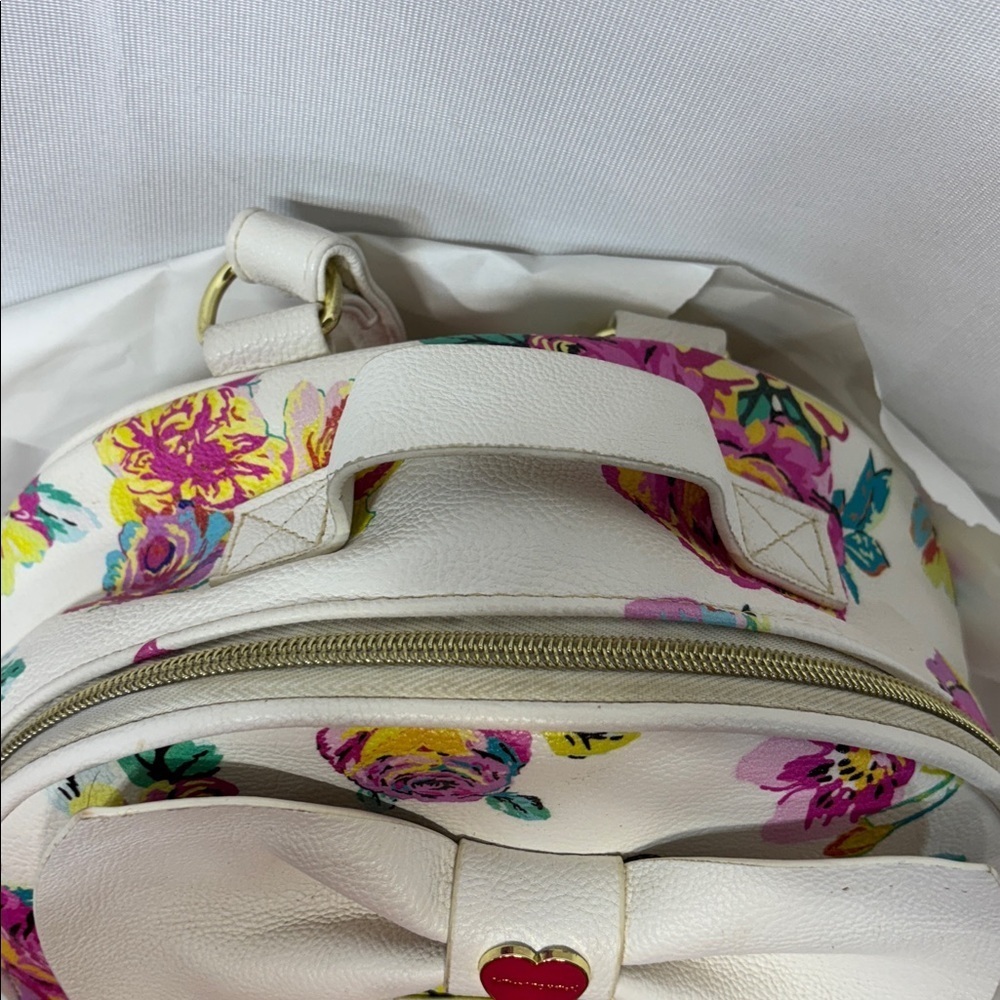 Betsey Johnson White Floral Backpack with Heart Accent bag purse - Picture 4 of 12
